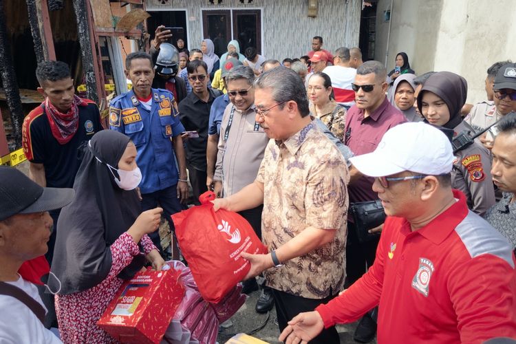 Tinjau Lokasi Kebakaran di Batu Merah, Gubernur Maluku dan Wali Kota Ambon Salurkan Bantuan