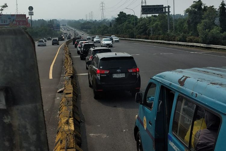 Atas diskresi kepolisian, PT Jasa Marga (Persero) Tbk memberlakukan contraflow di ruas Jalan Tol Jagorawi mulai KM 44+500 sampai KM 46+500 arah Puncak.