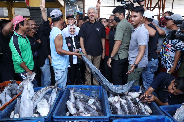 Calon presiden nomor urut 3 Ganjar Pranowo saat berkampanye di Tempat Pelelangan Ikan (TPI) Karangsong, Indramayu, Sabtu (23/12/2023).
