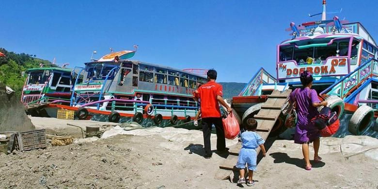 Satu keluarga akan menaiki kapal penyeberangan di Dermaga Ajibata di tepi Danau Toba, Sumatera Utara, akhir Mei 2016 lalu. Danau Toba belum memiliki dermaga yang memadai