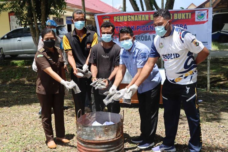 Satuan Resnarkoba Polres Keerom berhasil memusnahkan 829,4 gram narkoba jenis ganja yang berlangsung di halaman Mako Polres Keerom di Jalan Bhayangkra, Arso Swakarsa, Distrik Arso, Kabupaten Keerom, Papua, Selasa (1/11/2022)..