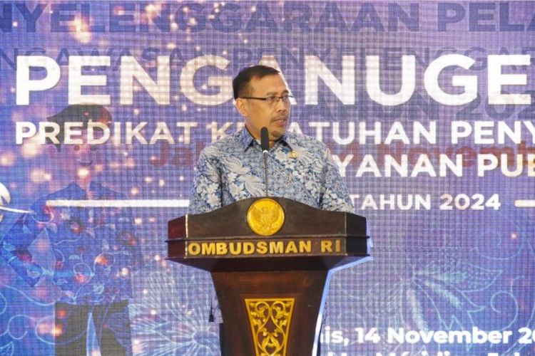 Ketua Ombudsman RI Mokhammad Najih memberikan sambutan dalam acara penganugerahan Penilaian Kepatuhan Penyelenggaraan Pelayanan Publik Tahun 2024 yang digelar di Hotel Le Meridien Jakarta, Kamis (14/11/2024). 