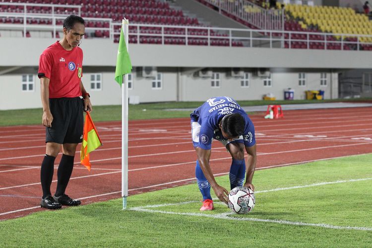 Hakim garis Liga 1 2021 sedang memantau tendangan pojok.