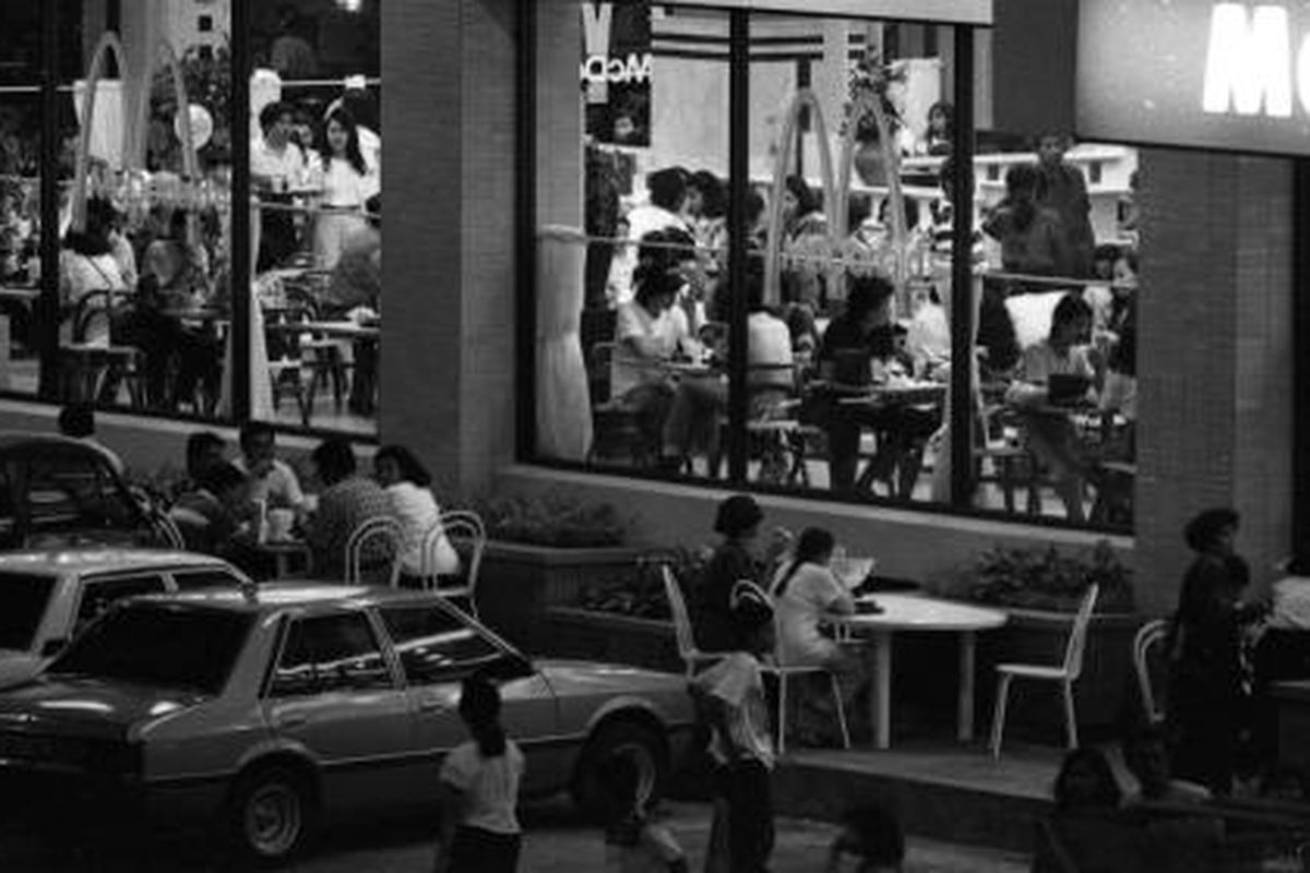 Restoran McDonalds di Gedung Sarinah, Jalan Thamrin banyak pengunjungnya (Foto diambil 29 Maret 1991). McDonalds merupakan waralaba rumah makan siap saji terbesar di dunia.