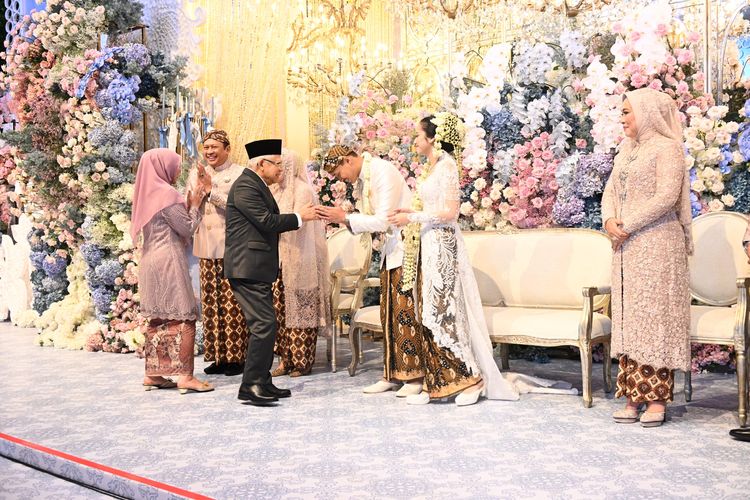 Presiden Joko Widodo dan Wakil Presiden Ma'ruf Amin menjadi saksi pernikahan putri Ketua MPR Bambang Soesatyo, Saras Shintya Putri, dengan Avicenna Athalla Zaki Ghani Alli, di Hotel Mulia, Jakarta, Sabtu (20/4/2024).