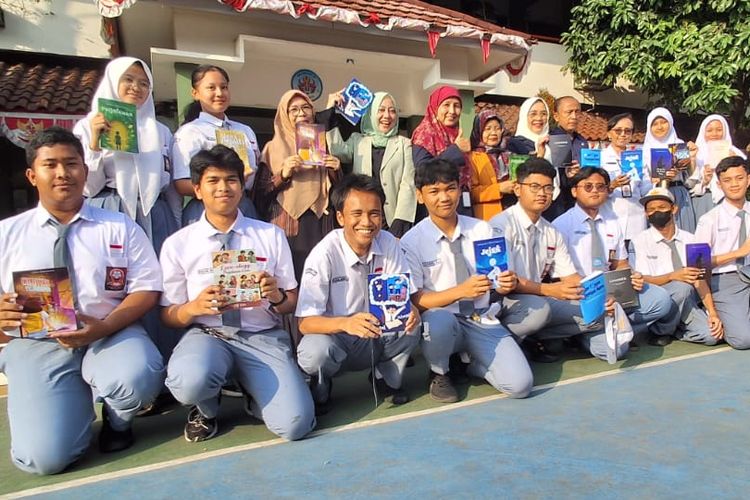 SMAN 48 Jakarta meluncurkan 12 buku cerita fiksi karya para siswanya pada Senin (15/9/2025) di halaman sekolah, Jalan Pinang Ranti, Jakarta Timur.