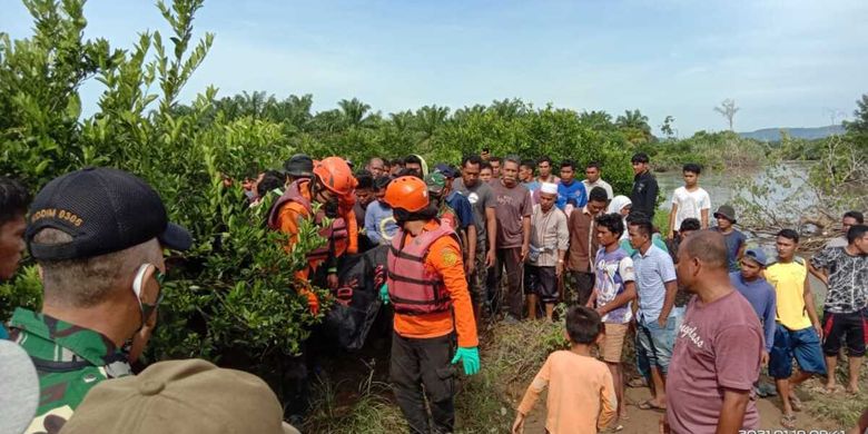 Tim SAR melakukan evakuasi terhadap korban yang diduga diterkam buaya, Selasa (19/1/2021)