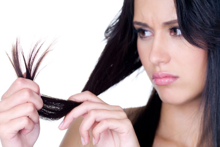 Rambut mudah rusak jika Anda terbiasa tidur malam dengan kondisi rambut masih basah.