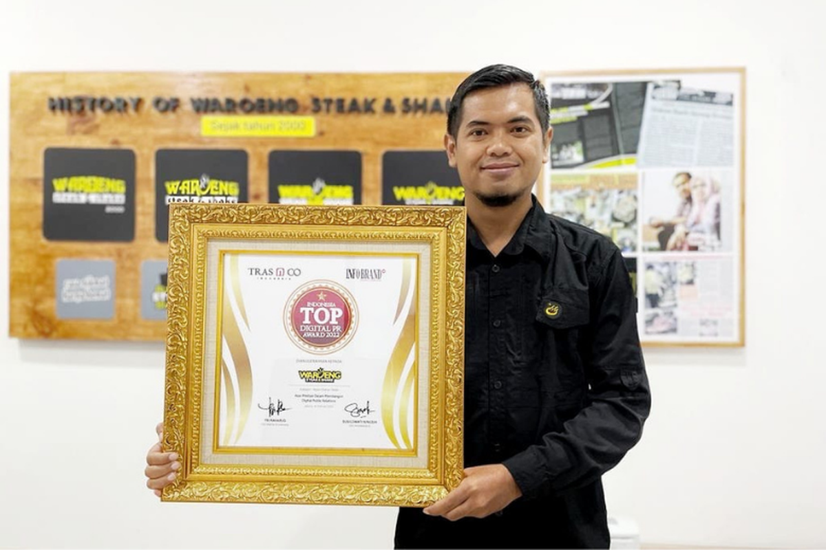 Waroeng Steak and Shake mendapatkan penghargaan TOP Digital Award PR 2022. 

