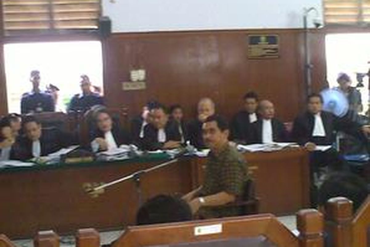 Brigjen Pol Suhardi Alius sedang memberi kesaksian dalam sidang pembunuhan Nasrudin Zulkarnaen di PN Jaksel, Selasa (17/11). Saat ia menjadi Koordinator Sekretaris Pribadi, Suhardi menjadi perpanjangan tangan Kapolri untuk bentuk tim menyelidiki dugaan teror pada mantan Ketua KPK Antasari Azhar.