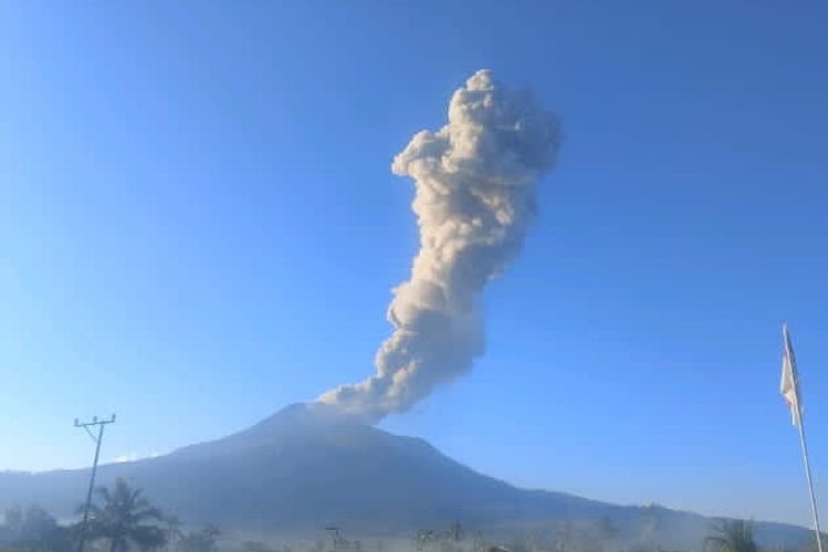 Gunung Lewotobi Meletus Lagi Pagi Ini, Semburkan Abu Vulkanik 2,5 Kilometer
