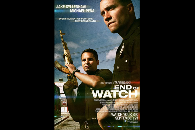 Jake Gyllenhaal dan Michael Peña dalam End of Watch (2012).