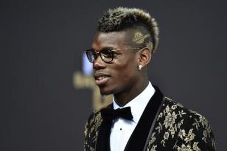 Gelandang Juventus, Paul Pogba, berpose saat acara FIFA Ballon d'Or 2015 di Zurich, Swiss, Senin (11/1/2016) atau Selasa dini hari WIB.