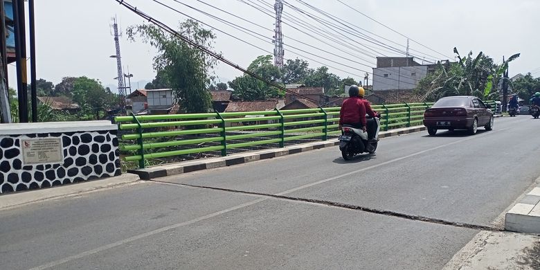 Jembatan Cisangkuy di Kecamatan Banjaran yang baru berusia satu bulan dan menghabiskan anggaran Rp 980 juta dikabarkan retak dan mengalami kerusakan, isu tersebut ramai di media sosial, namun faktanya isu yang menggerakkan warga Kabupaten Bandung tersebut tidak benar.