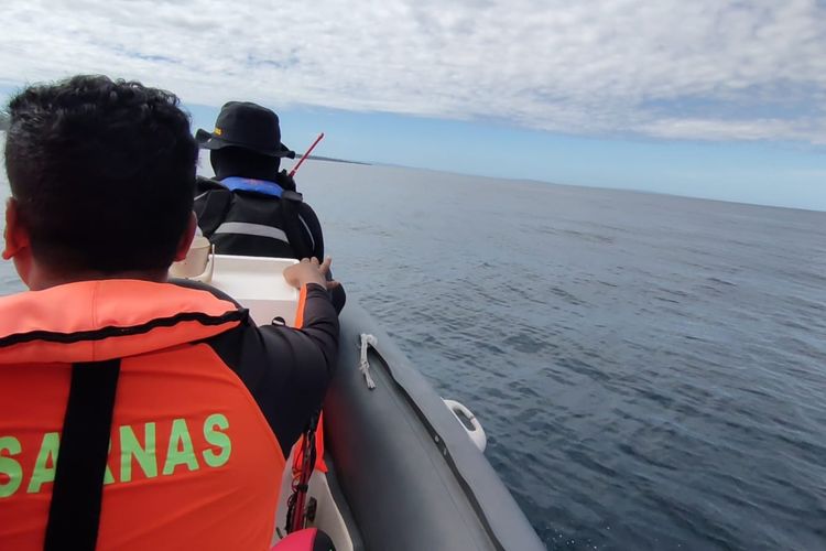 Tim SAR gabungan melakukan pencarian 17 penumpang Kapal Cantika yang masih hilang, Selasa (1/11/2022) 