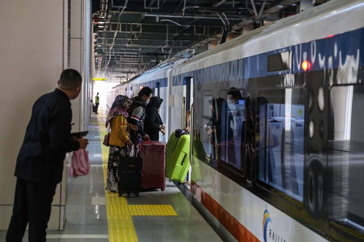 Penumpang memasuki kereta api bandara di Stasiun BNI City, Sudiman, Jakarta (8/1/2018). PT Bank Negara Indonesia (Persero) Tbk (BBNI) menjadi nama dari salah satu stasiun kereta bandara Soekarno-Hatta yakni, Stasiun BNI City yang terletak di kawasan Sudiman, Jakarta.