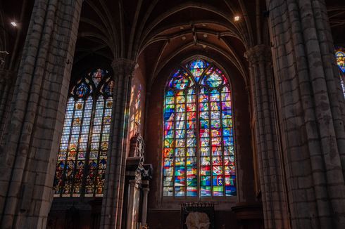 Mengapa Jendela di Gereja Katolik Banyak Gunakan Kaca Patri? 