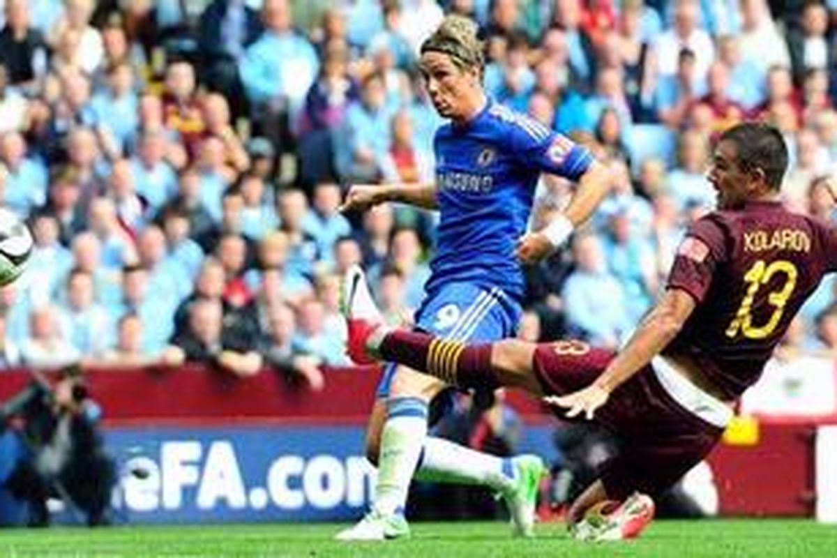 Penyerang Chelsea, Fernando Torres (kiri), mencetak gol ke gawang Manchester City, pada laga Community Shield, di Villa Park, Birmingham, Minggu (12/8/2012). Juventus dikabarkan berminat memboyong Torres.