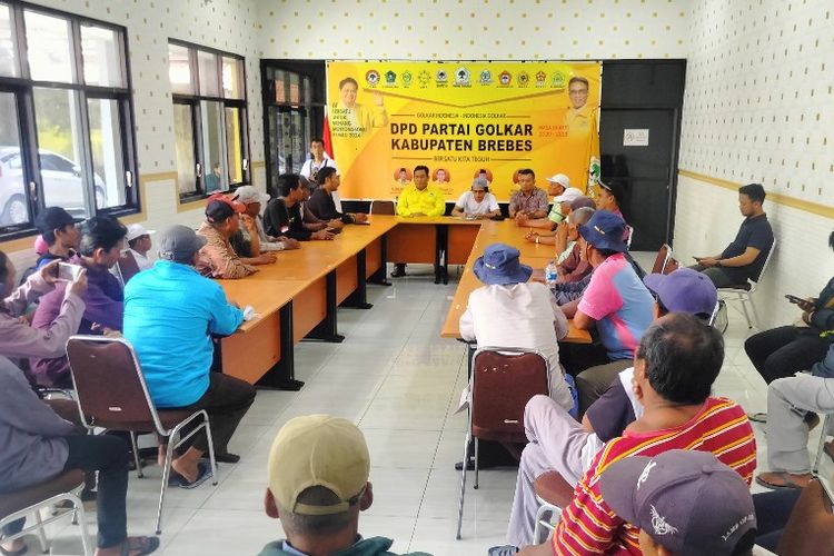 Perwakilan dari ratusan petani bawang mendatangi kantor Partai Golkar mengambil formulir pendaftaran bakal calon (bacalon) Bupati Brebes untuk Ketua ABMI Dian Alex, Kamis (2/5/2024). 