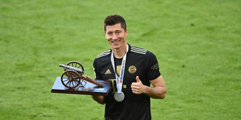 Penyerang Bayern Muenchen, Robert Lewandowski, menjadi pencetak gol terbanyak pada Bundesliga musim 2020-2021.