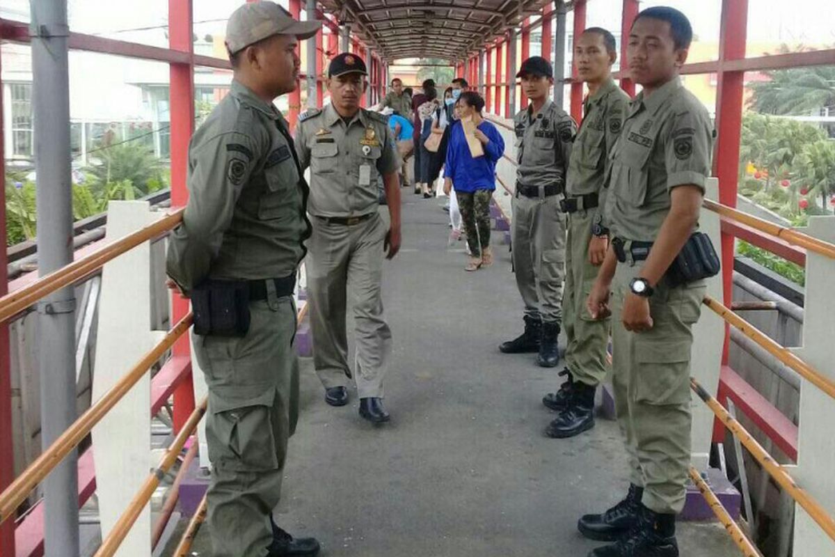 Sejumlah petugas Satpol PP berjaga di JPO Margonda, Depok, Selasa (13/2/2018).