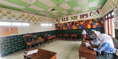 Di Madrasah Fakfak, Buku dan Listrik Terbatas, Ada Kelas Tanpa Papan Tulis