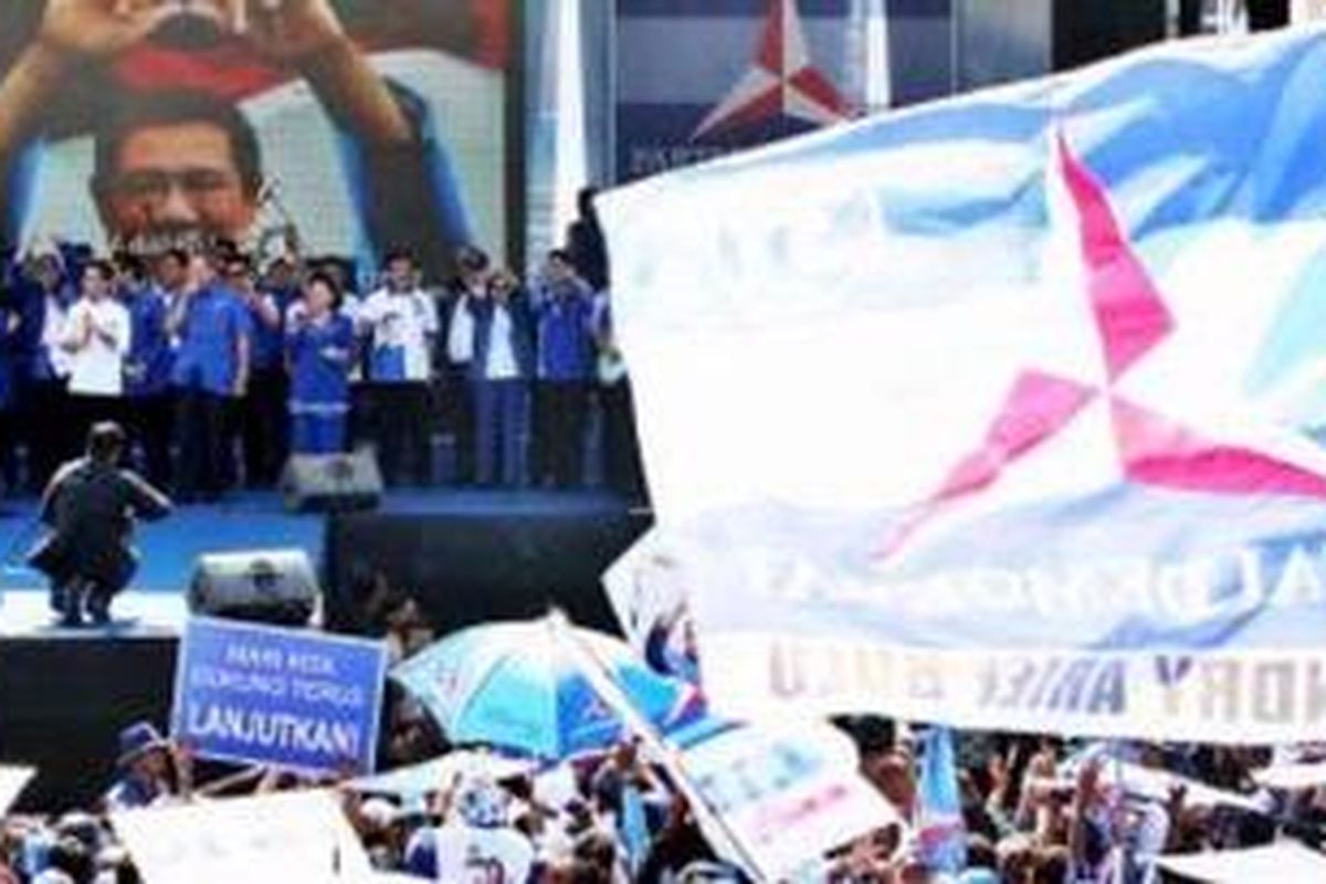 Ribuan warga, simpatisan dan kader Partai Demokrat, memenuhi Stadion Mattoanging Mattalatta pada kampanye SBY di Makassar, Minggu (22/3/2009). 