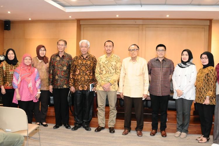 Sekretariat Jenderal (Setjen) MPR bekerja sama dengan Kerukunan Keluarga Mandar Sulawesi Barat mengadakan acara bedah buku Lopa yang Tak Terlupa di Ruang Presentasi Perpustakaan MPR, Komplek Gedung MPR, Jakarta, Jumat (12/9/2019). 