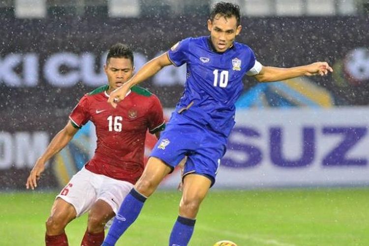 Pemain Thailand, Teerasil Dangda, mendapatkan penjagaan dari pemain Indonesia, Fachruddin, dalam laga Grup A Piala AFF 2016 di Philippine Stadium, Bocaue, Sabtu (19/11/2016).