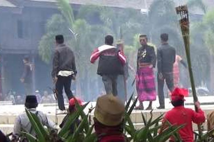 Dengan bersenjatakan badik dan tombak. Pasukan kerajaan Gowa, Sulawesi Selatan terkibat bentrokam dengan ratusan Satuan Polisi Pamong Praja (Satpol PP) dibantu preman. Minggu, (11/09/2016).