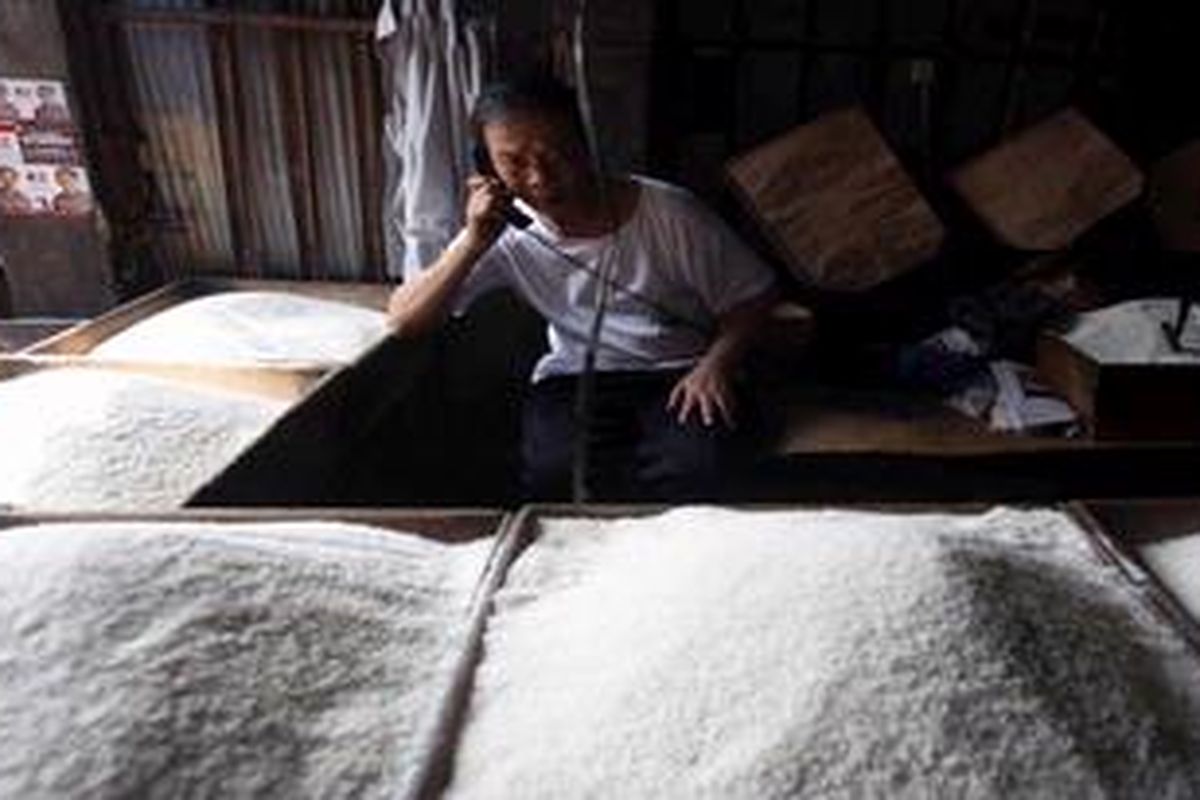 Pedagang menunggu pembeli di Toko Beras Matahari di Pasar Kebayoran Lama, Jakarta Selatan, Selasa (10/7/2012). Pedagang mengakui harga beras relatif stabil jelang Puasa. Harga beras IR-64 misalnya dijual mulai dari Rp. 6.000 hingga Rp. 8.000 per liter tergantung dari kualitasnya. 