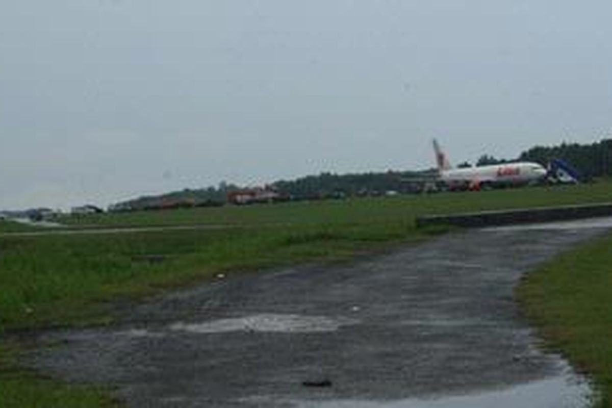 Hingga petang, pesawat Lion Air yang tergelincir di ujung landasan pacu Bandara Sepinggan sejak Minggu (23/10/2011) pagi belum bisa dievakuasi.