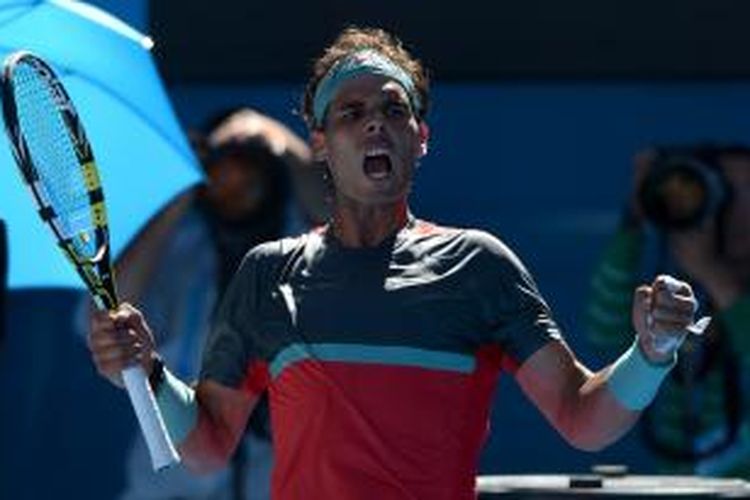 Petenis Spanyol, Rafael Nadal berteriak setelah meraih poin atas petenis Bulgaria, Grigor Dimitrov, pada laga perempat final Australian Open di Rod Laver Arena, Melbourne Park, Rabu (22/01/2014).