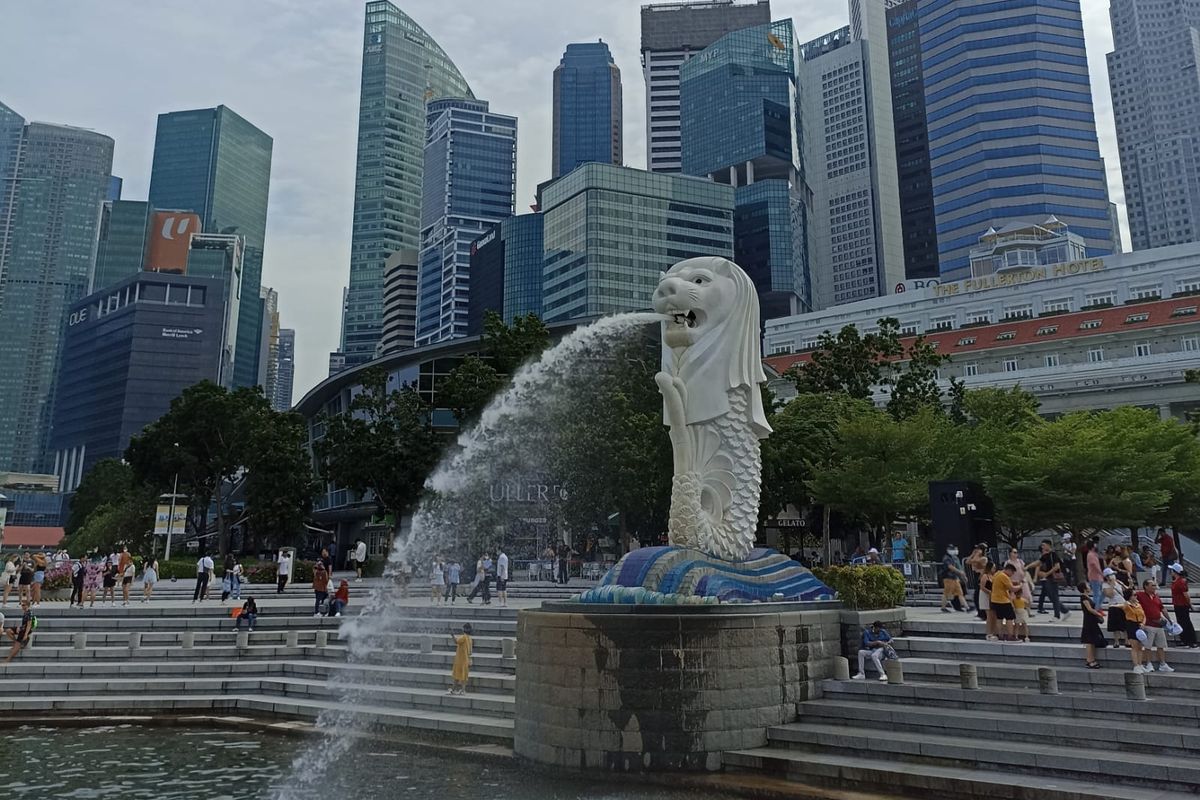 Ikon Negara Singapura, Merlion Park ramai dikunjungi wisatawan pada siang hari. Sejumlah wisatawan sudah tidak menggunakan masker. 