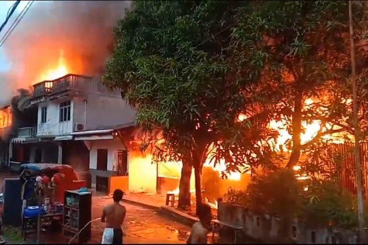 Kebakaran hebat kembali terjadi di Pulau Buluh, Kecamatan Bulang, Batam, Kepulauan Riau (Kepri), Rabu (19/7/2023).
