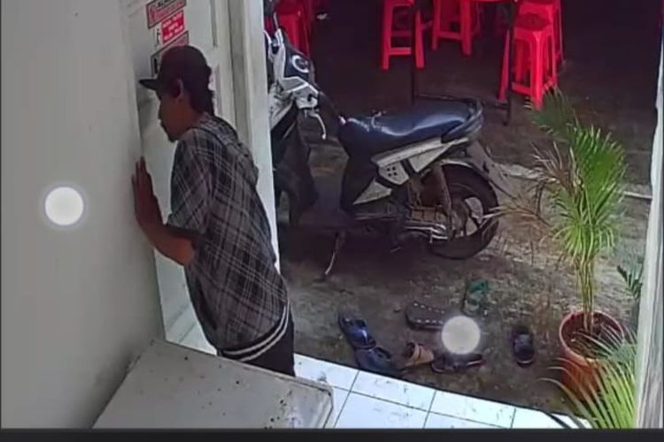 Rekaman CCTV aksi pencurian di mess karyawan restoran Seafood 99 Nusantara di Jalan Meruya Ilir Raya, Kembangan, Jakarta Barat, pada Minggu (3/7/2022) pagi. 