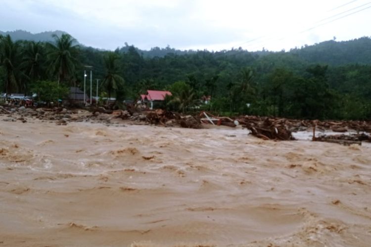 Banjir melanda Kecamatan IV Jurai Pesisir Selatan, Sumbar, Selasa (23/4/2024) sore