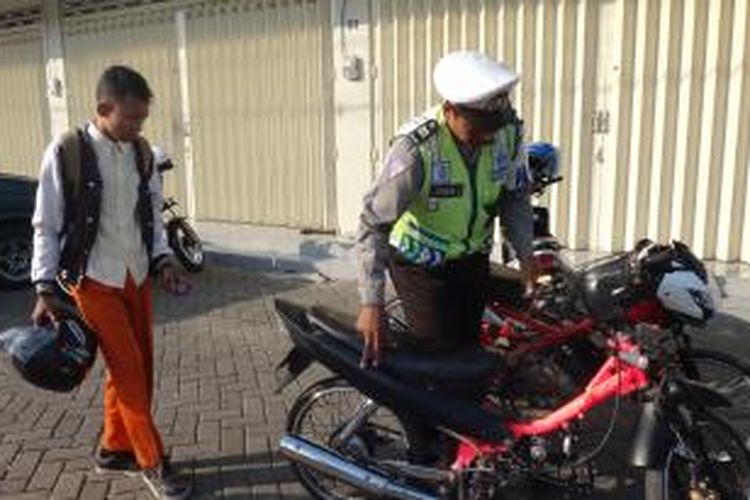 Petugas Satlantas Polres Jember, Jawa Timur, mengamankan motor pelajar yang tidak dilengkapi surat- surat, Rabu (11/9/13)