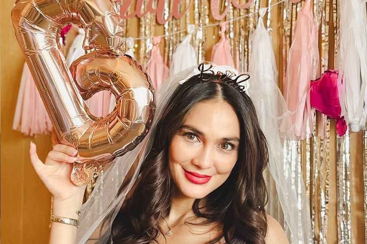 Aktris Luna Maya berpose saat acara bridal shower menjelang pernikahannya dengan aktor Maxime Bouttier.