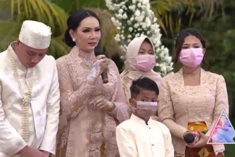 Potret artis Kalina Ocktaranny, Vicky Prasetyo, dan ketiga anak Vicky, Sabtu (13/3/2021).