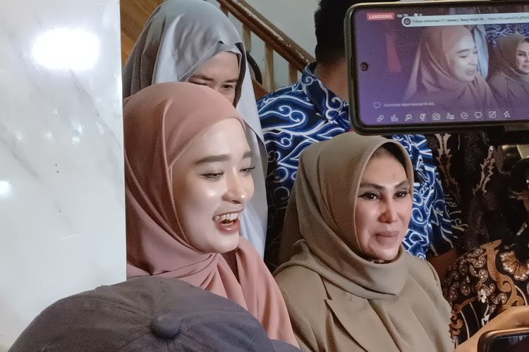 Artis Inara Rusli selesai menjalani pemeriksaan sebagai terlapor kasus dugaan pencemaran nama baik yang dilaporkan Tenri Ajeng, di Polda Metro Jaya Jakarta, Kamis (13/7/2023).