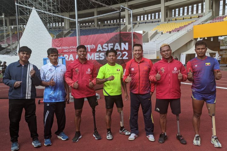 Vuong Chau (ketiga dari kanan) berfoto bersama para atlet ASEAN Para Games 2022 yang tampil pada nomor lempar cakram di Stadion Manahan, Solo, pada Rabu (3/8/2022).