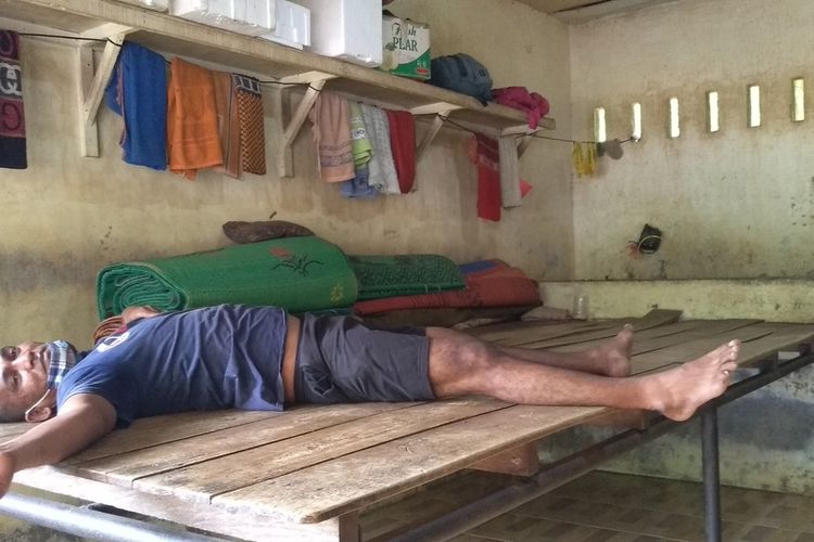 JS Sitepu (38) sedang tiduran di papan kayu di dalam kerangkeng yang ada di belakang rumah Bupati nonaktif Langkat, Terbit Rencana Perangin-angin pada Rabu (26/1/2022). Dia pernah di situ selama 1 tahun lebih pada 2019 karena narkoba dan kini sudah tak mau menyentuh narkoba lagi.