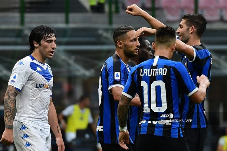 Danilo DAmbrosio (tengah) merayakan gol bersama rekan satu timnya pada laga Inter Milan vs Brescia di Stadion Giuseppe Meazza dalam lanjutan pekan ke-29 Serie A, kasta tertas Liga Italia, Rabu (1/7/2020).