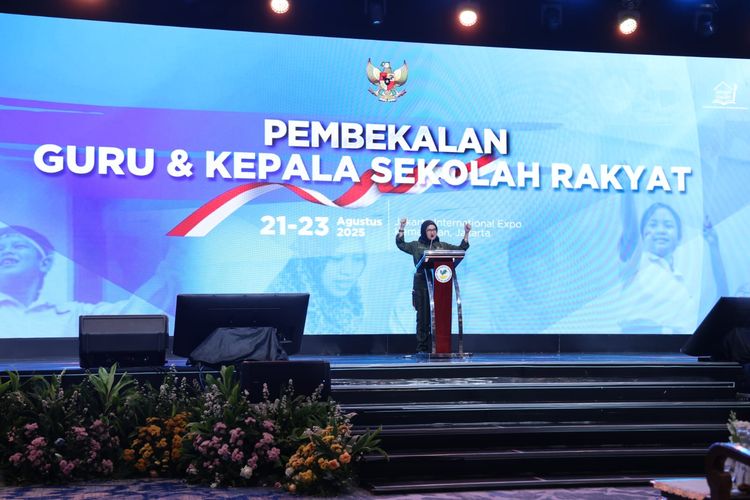Menteri Pendayagunaan Aparatur Negara dan Reformasi Birokrasi (PANRB) Rini Widyantini saat menghadiri acara Pembekalan Guru dan Kepala Sekolah Rakyat di Jakarta, Jumat (22/8/2025).