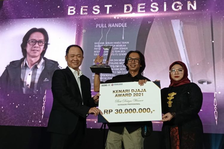 Heri Cahyono S.Sn memenangi Lomba Desain Handle Pintu Kenari Djaja Awards 2021 kategori Best Design.
