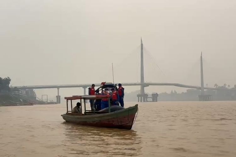 Kabut Asap Selimuti Sungai Batanghari Jambi, Nelayan Keluhkan Sesak Napas hingga Sulit Dapat Ikan