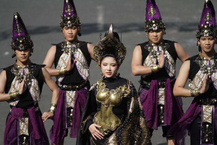 Penyanyi Tiara Andini (tengah) mengikuti Jember Fashion Carnaval (JFC) ke-22 di Jember, Jawa Timur, Minggu (4/8/2024). Karnaval JFC bertema Algorithm dengan tagline Beyond Binary of Our Story yang menempuh rute sepanjang 3,6 km tersebut menampilkan 10 defile, yaitu wayang, chess, versailles, media, betta fish, climate change, zodiac, fairy, Jember, dan defile rio. ANTARA FOTO/Umarul Faruq/tom.