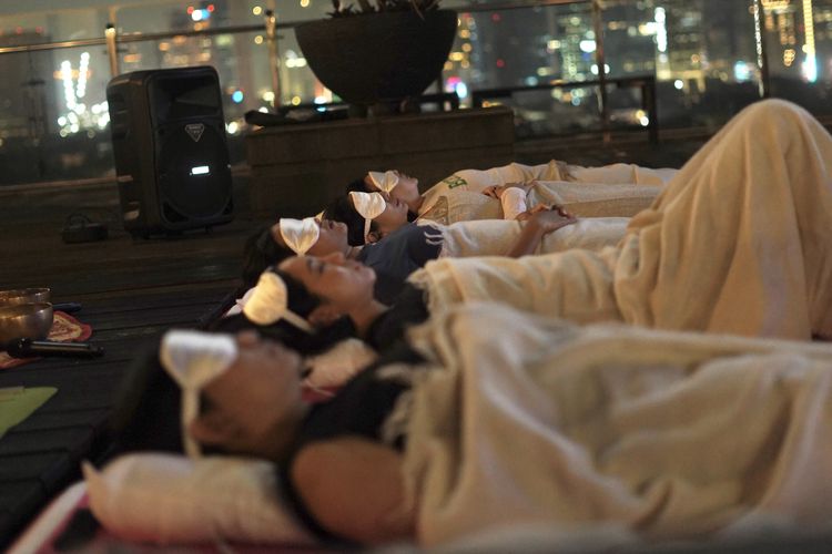 Praktik sound bath untuk melepas stres dan menenangkan pikiran yang disediakan Soulace Jakarta di Menteng, Jakarta Pusat, pada Jumat (19/9/2025).