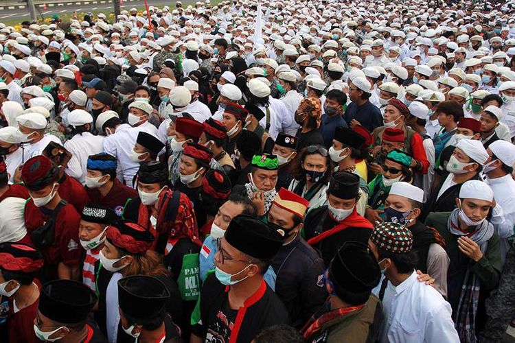 Mass of Islamic Defenders Front [FPI] members await the return of exiled chief Habib Rizieq Shihab at the Soekarno-Hatta Airport [10/11/2020]